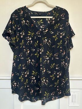 Ann Taylor Navy Floral V-Neck Short Sleeve Blouse